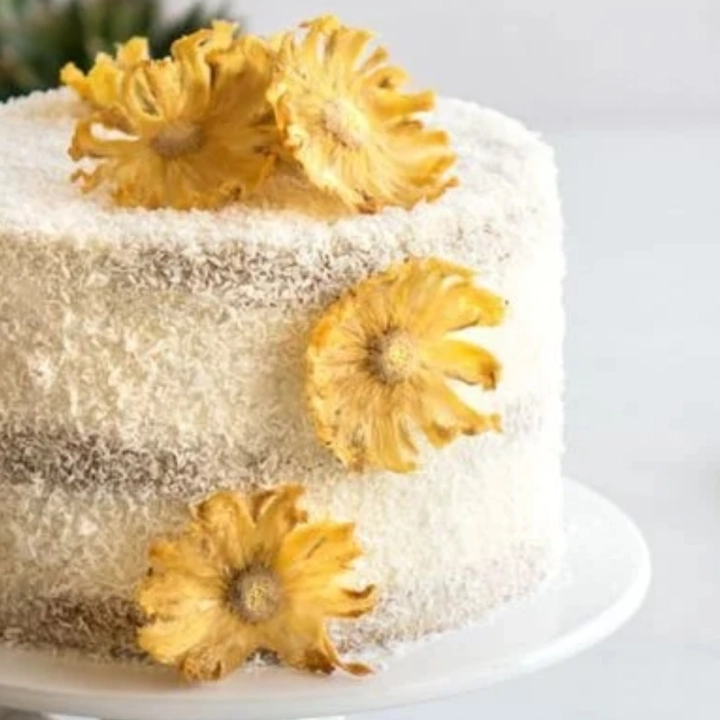 bolo de abacaxi com coco com recheio de beijinho