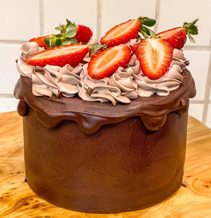 bolo clássico da sugar club, de chocolate com morango, com massa de chocolate, recheio de chocolate e pedaços de morango