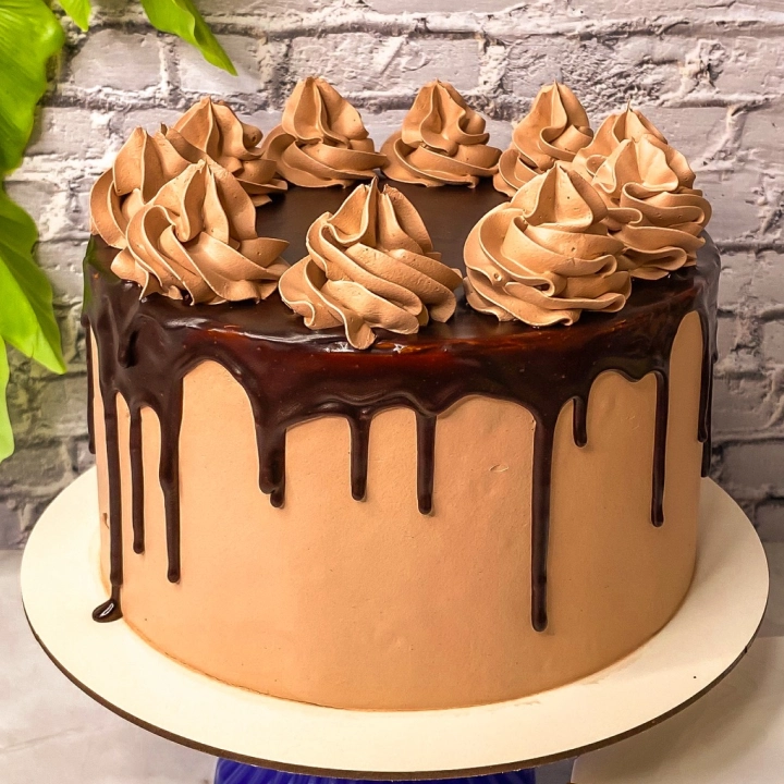 bolo de aniversário mogi das cruzes clásssico chocolatudo, com massa e recheio de chocolate
