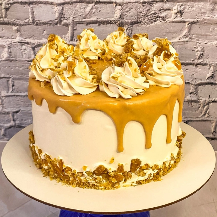 bolo doce de leite com nozes em confeitaria mogi das cruzes