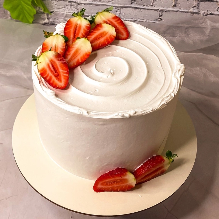 bolo de ninho com morango, com massa de baunilha, recheio de ninho e pedaços de morango, feito na confeitaria mogi das cruzes. Imagem principal do cardápio de bolos